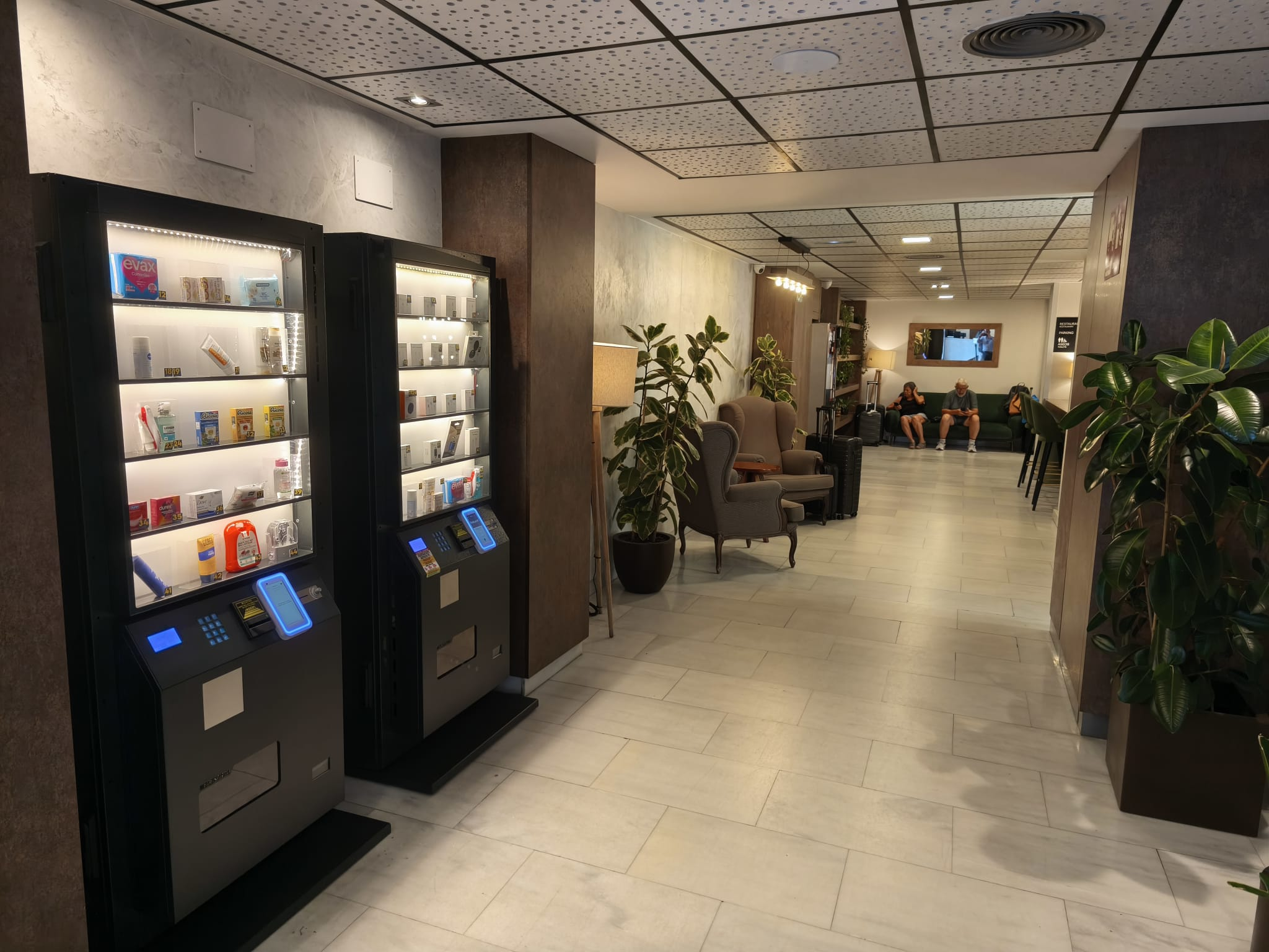 Máquinas vending TechCorner en lobby de hotel